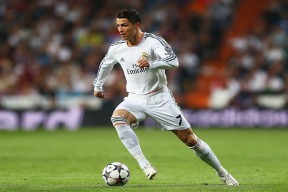 爱游戏.中国官方网站-德约科维奇回归赛场，惊险取胜首场状态亮眼，塞尔维亚队观众沸腾！