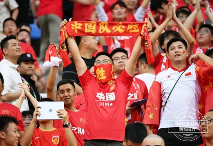 主队球迷热情高涨，为球队助威不断