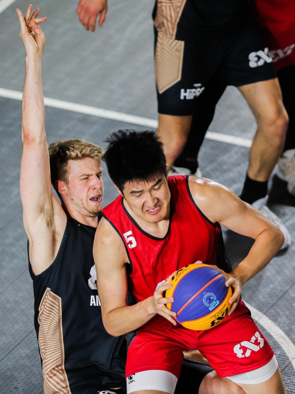 篮球专业队伍在国际比赛中取得胜利